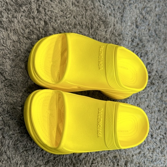 Balenciaga POOL CROCS SLIDE SANDAL Wm40/10 pre-owned. (Authentic) - Picture 4 of 8
